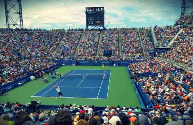 campo tennis pieno di spettatori 