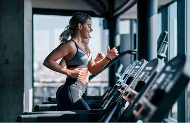 Donna si allena in palestra