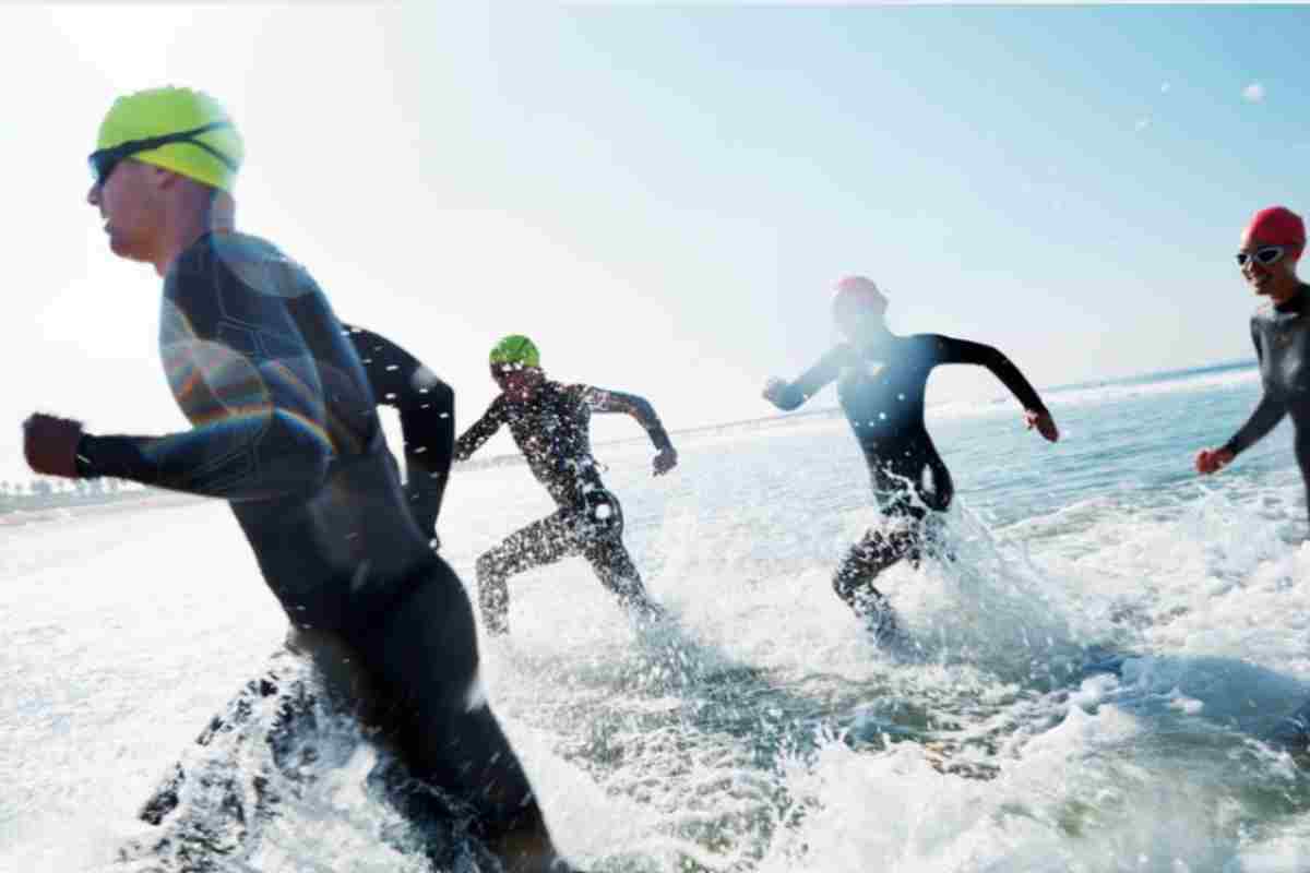 persone corrono in acqua